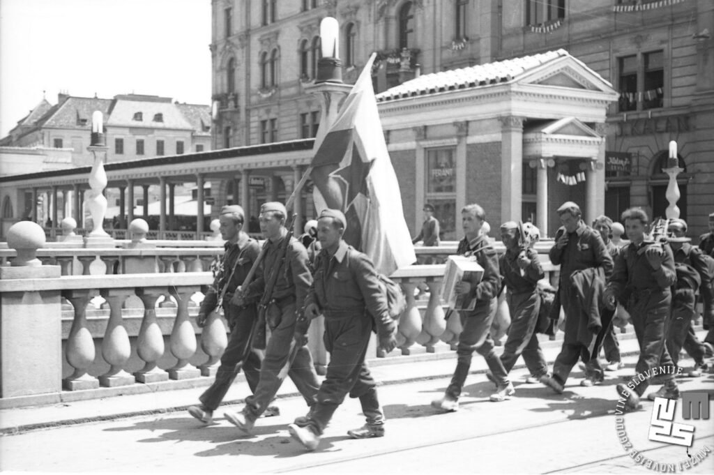 FS2164 37 Prihod partizanov. Ljubljana 9. maj 1945. Foto Vlado Vavpotič hrani MNZS.